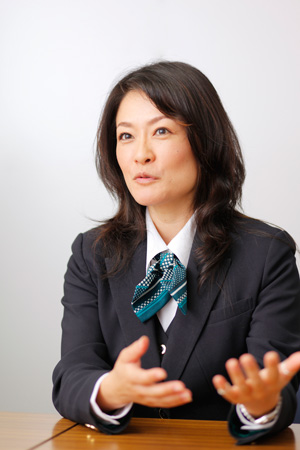 新井優子氏